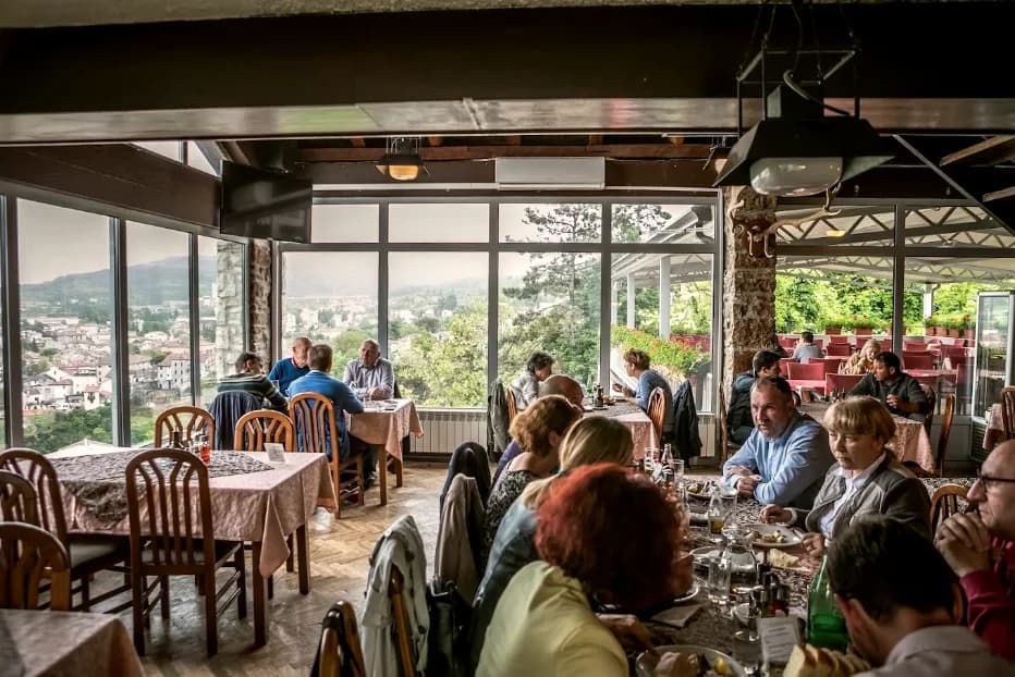Jelo i ambijent restorana Lovac